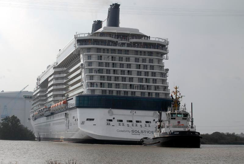 Illustration for article titled World's Largest Cruise Ship Probably Leaves Tsunamis in Its Wake